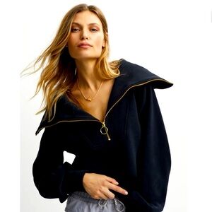 Sold Perfect condition Varley vine half zip size large